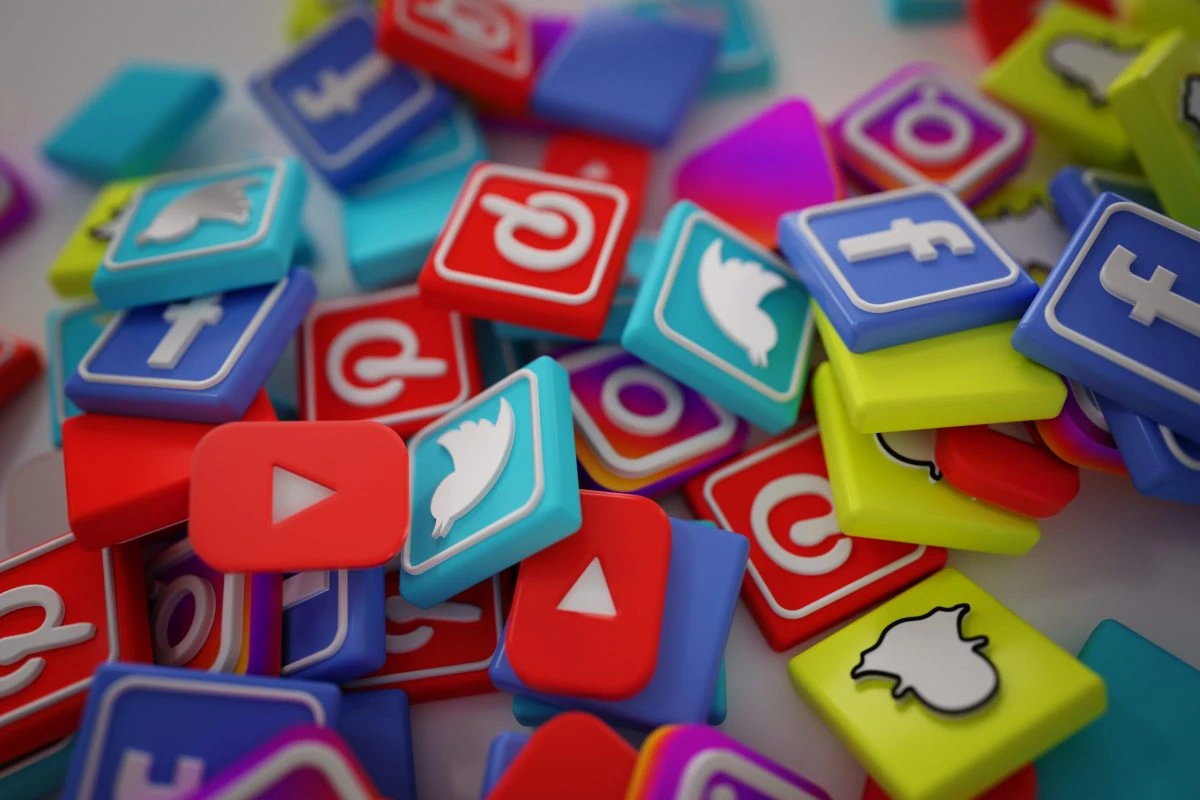 Pile of 3D Popular Social Media Logos redes sociales como pilar de las ventas